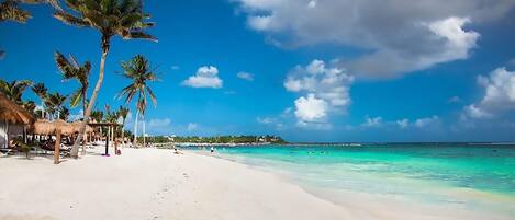 Pantai pribadi dan pasir putih