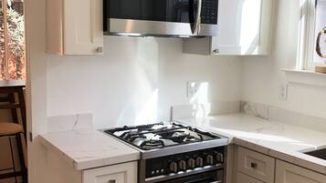 Microondas, cafetera/tetera, utensilios de cocina