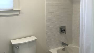 Bathtub, towels