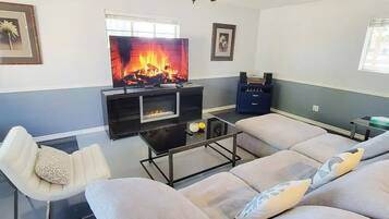 Smart TV, chimenea, libros y estéreo