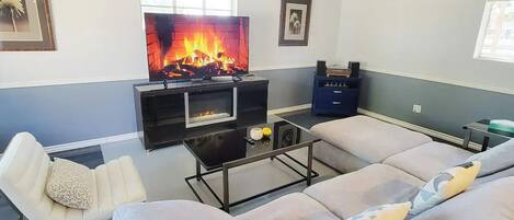 Smart TV, chimenea, libros y estéreo
