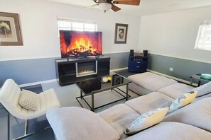 Smart TV, fireplace, books, stereo