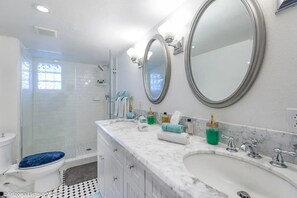 Shower, hair dryer, bathrobes, towels - ___Msg for 5% off___1Bed 1Bath Huge Guesthouse Midtown PHX (Phoenix)