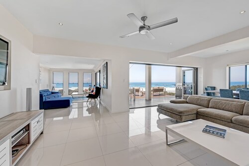 Gorgeous 5BR Beachfront Escape at Lighthouse Beach - NEW LISTING