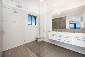 Badewanne, Haartrockner, Handtücher, Seife