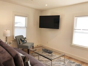 Smart TV - Newly Renovated 2 BR Apartment in the Heart of Sausalito (Sausalito)