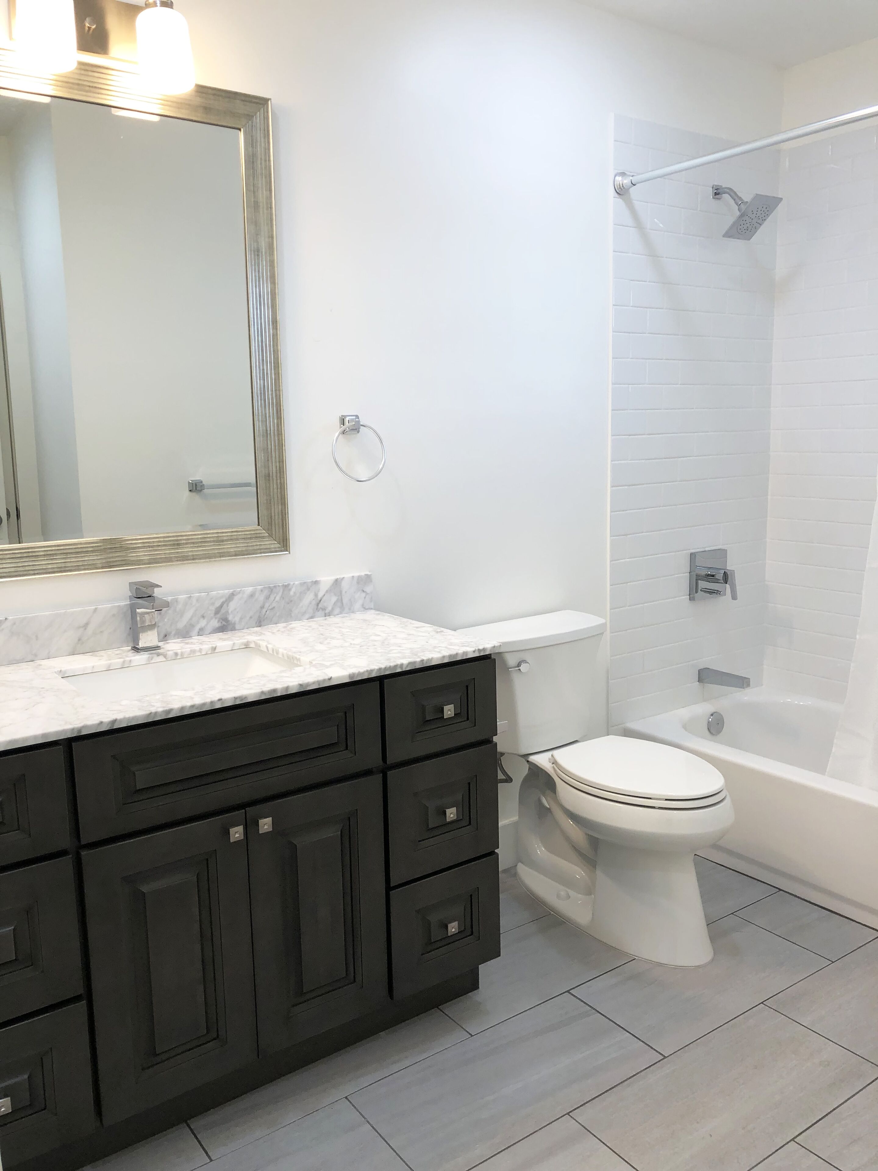 Baignoire, serviettes fournies, savon, papier toilette