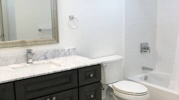 Baignoire, serviettes fournies, savon, papier toilette