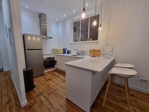 Fridge, microwave, oven, stovetop - Cauterets T3 of 70m2 for 5 to 7 people in the town center (Cauterets)