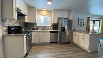 Geladeira, micro-ondas, fogão, cooktop