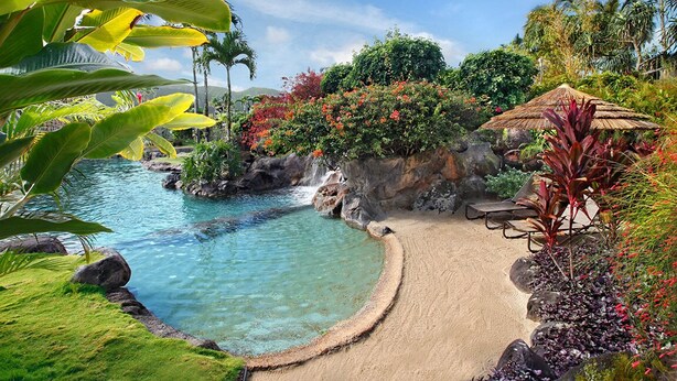 Ein tropisches Resort mit klarem Pool, üppiger Vegetation und einem strohgedeckten Gebäude.
