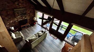 Smart-tv, een dvd-speler, boeken en een stereo