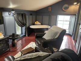 Cottage Room | Desk, iron/ironing board, free WiFi, bed sheets