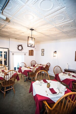 Free daily full breakfast - Maryhill Inn (Township of Woolwich)