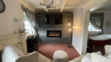 Studio Suite | Desk, iron/ironing board, free WiFi, bed sheets