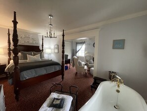 Suite estudio | Escritorio, tabla de planchar con plancha, wifi gratis y ropa de cama