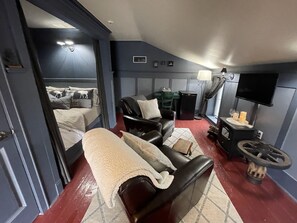 Cottage Room | Desk, iron/ironing board, free WiFi, bed sheets - Maryhill Inn (Township of Woolwich)