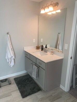 Combined shower/bathtub, hair dryer, towels, soap
