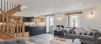 3 bedroom accommodation in Thornhill, Hope Valley