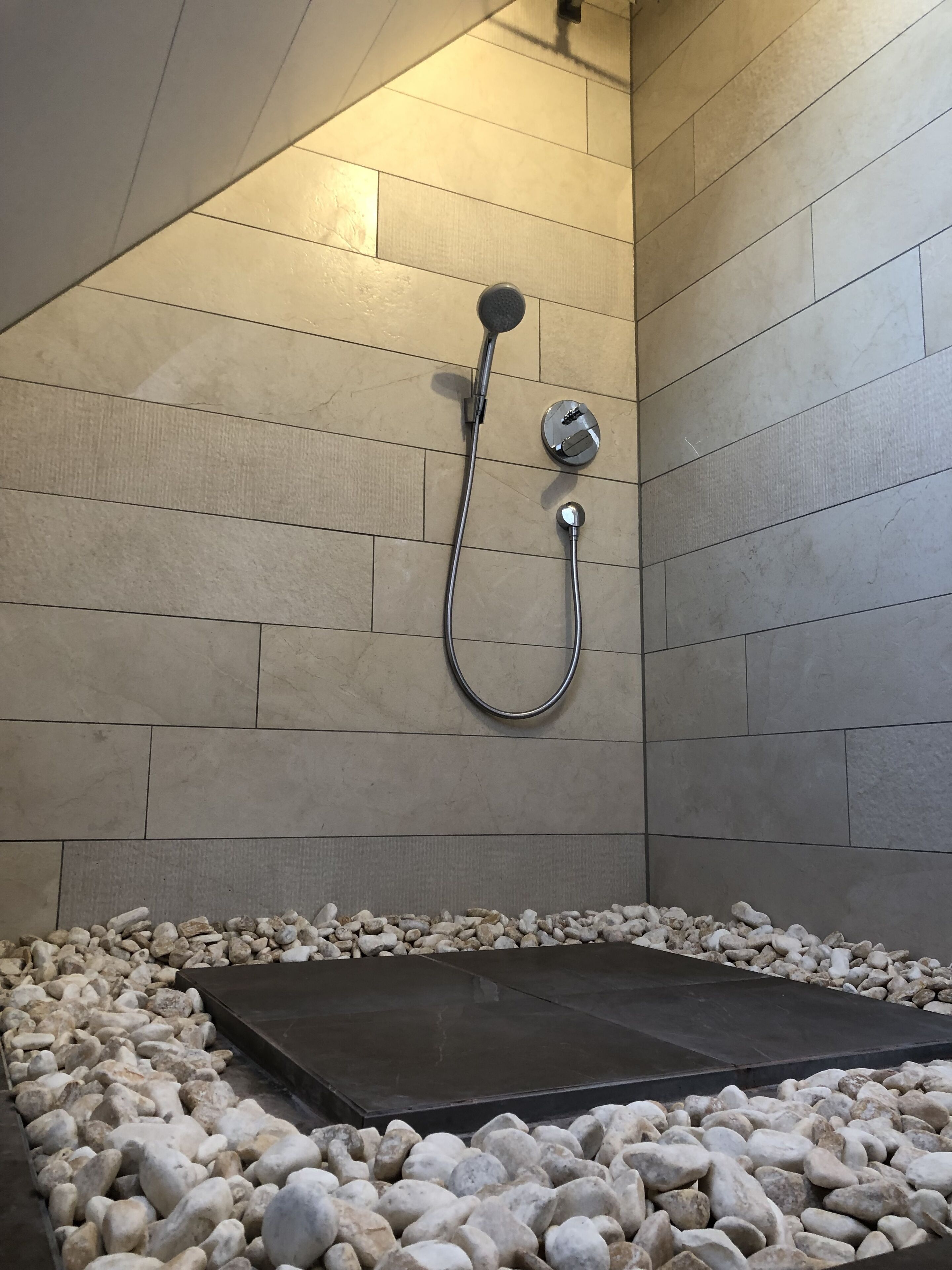 Ensemble douche/baignoire, sèche-cheveux, bidet, serviettes fournies