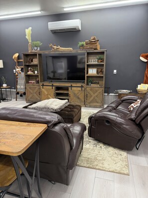Smart TV, fireplace