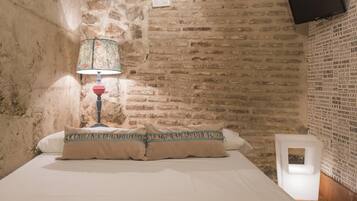 2 bedrooms, iron/ironing board, internet, bed sheets