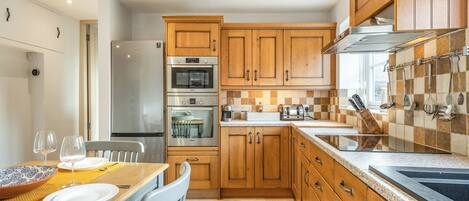 Oppvaskmaskin, høy barnestol og fryser