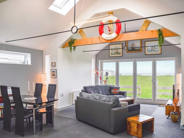 Fireplace - 2 bedroom accommodation in Walcott-on-Sea (Walcott-on-Sea)