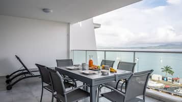 Apartamento familiar, 2 habitaciones, 2 baños, vistas al mar | Terraza o patio