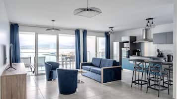 Apartamento familiar, 2 habitaciones, 2 baños, vistas al mar | Zona de estar | Televisión de pantalla plana de 125 cm con canales por satélite
