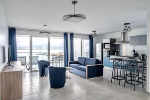 Familienapartment, 2 Schlafzimmer, 2 Bäder | Wohnbereich | 125-cm-Flachbildfernseher mit Satellitenempfang