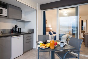 Standard Studio, 1 Queen Bed, Sea View | Private kitchen | Mini-fridge, microwave, stovetop, espresso maker - B&B HOME Fort de France Marina (Fort-de-France)
