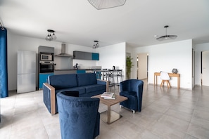 Family Apartment, 2 Bedrooms, 2 Bathrooms, Sea View | Living area