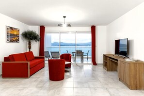 Apartament familiar, 1 llit de matrimoni i sofà llit | Sala d'estar | Televisor de pantalla plana de 125 cm amb canals per satèl·lit 