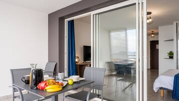 Superior studio suite, 1 queensize bed, uitzicht op zee | Balkon