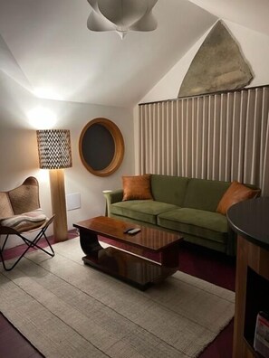 Smart TV, chimenea, biblioteca musical y oficina 