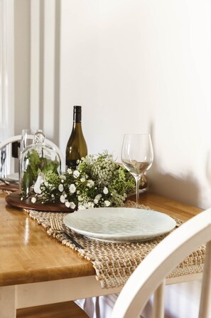 Dining - Historic cottage by Glenelg Beach (Glenelg South)