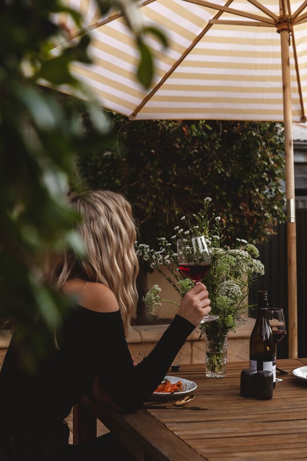 Outdoor dining - Historic cottage by Glenelg Beach (Glenelg South)