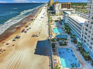 Am Strand, Liegestühle, Strandtücher