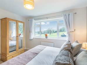 3 bedrooms, free WiFi, bed sheets