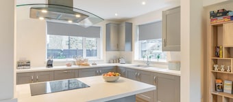 3 bedroom accommodation in Thornhill, Hope Valley