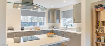 3 bedroom accommodation in Thornhill, Hope Valley