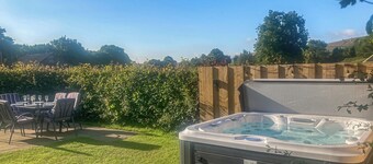 3 bedroom accommodation in Thornhill, Hope Valley