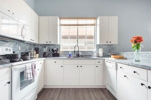 冷蔵庫、電子レンジ、オーブン、コンロ