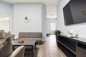 スマートテレビ、暖炉、テレビゲーム、テーブルサッカー台