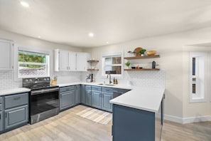 Fridge, microwave, oven, stovetop - Ponderosa Lodge | Bend | Large Yard + Pet Friendly (Bend)