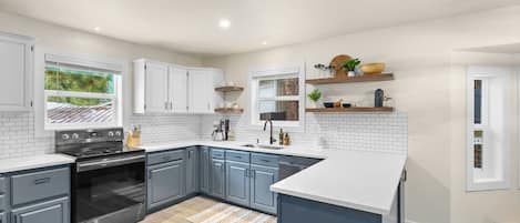 Geladeira, micro-ondas, fogão, cooktop