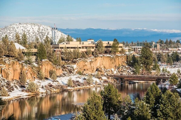 A mountainous landscape with a river, buildings, and a bridge. - Ponderosa Lodge | Bend | Large Yard + Pet Friendly (Bend)