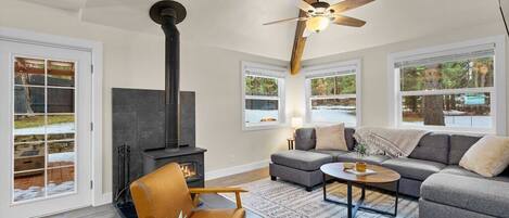 Smart-TV, Kamin, Tischtennisplatte