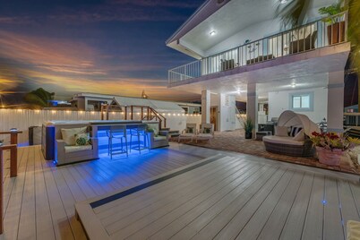 Luxury 4B/3B, Private Canal, Kayaks, 13 ft Hot Tub, 4 H Mini-Golf & Pedal Boat.